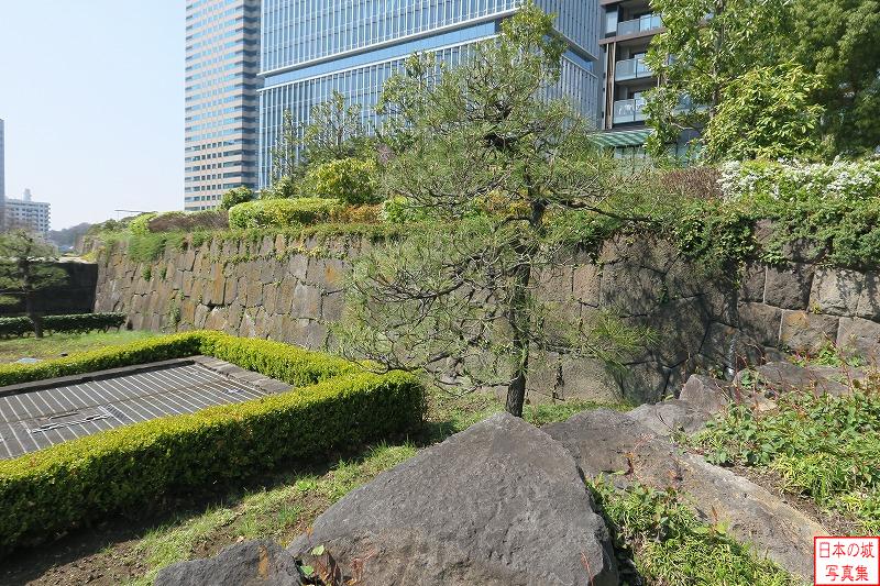 江戸城 赤坂見附 かつての赤坂見附の石垣を見る。この石垣は外から枡形門に入って左手の石垣であった。