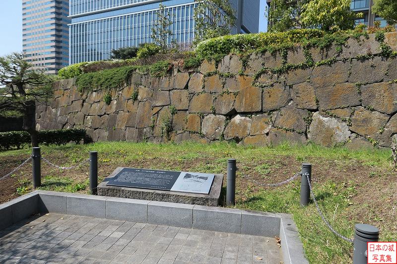 江戸城 赤坂見附 赤坂見附石垣。直線状に切り出された石が積まれている。石はすべてが長方形という訳ではなく、三角形や多角形の石も見える