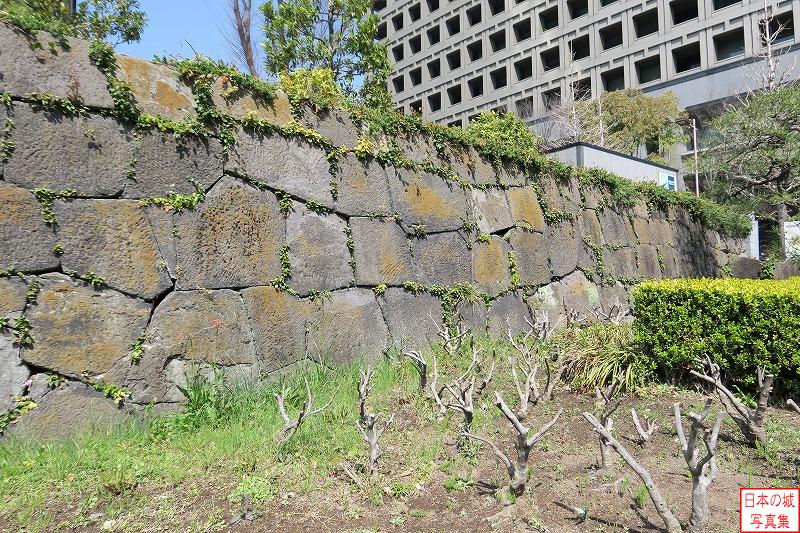 江戸城 赤坂見附 赤坂見附石垣。赤坂見附の石垣は明治30年に撤去されたが、一部は残され現在でも見ることができる。写真の石垣は現存するもの。