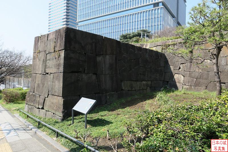 江戸城 赤坂見附 赤坂見附の外側左手の石垣。このせり出す石垣で道幅を狭めた上で、高麗門を置いていた。
