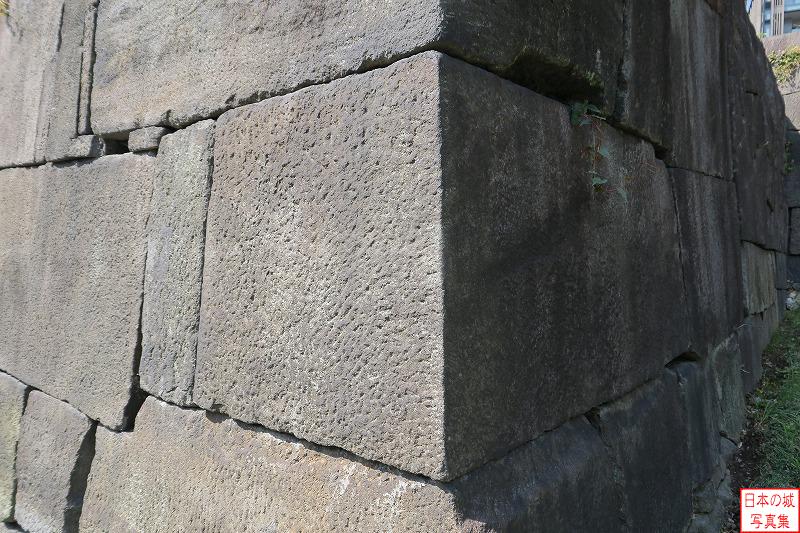 江戸城 赤坂見附 赤坂見附の外側左手の石垣。直線状に切られたサイズの大きい石が用いられているが、中には余ったスペースを埋めるかのような細長い石が見られる。表面もはつき加工されていて美しい。