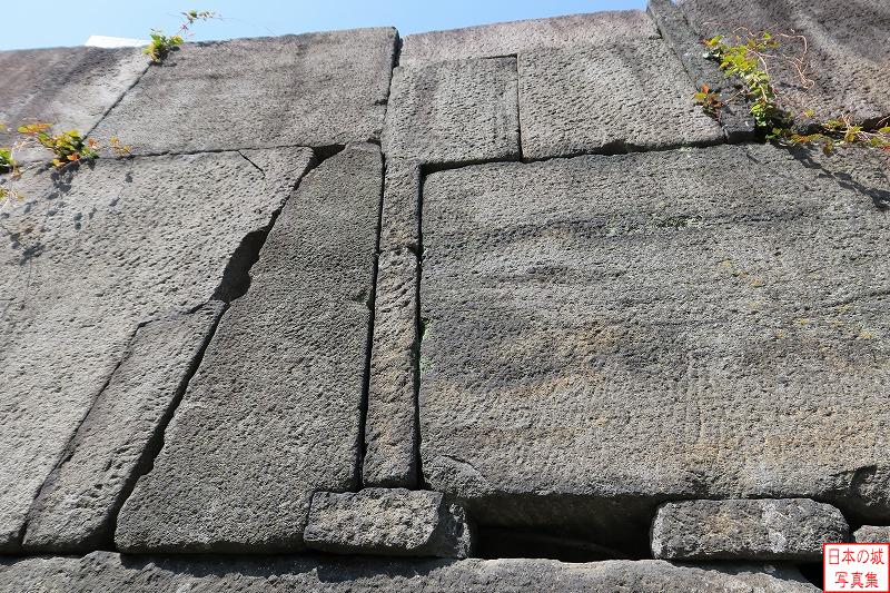 江戸城 赤坂見附 赤坂見附の外側左手の石垣。台形の石、三角形の石、小さな平たい石、旗のような形の石…様々な形の石が組み合わさっている