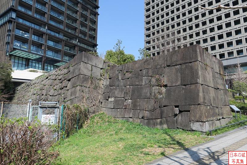 江戸城 赤坂見附 赤坂見附の外側左手の石垣を城外側から見る。隅石のサイズが特に大きい。また奥の方に石垣が伸び、その手前側には外堀がある。