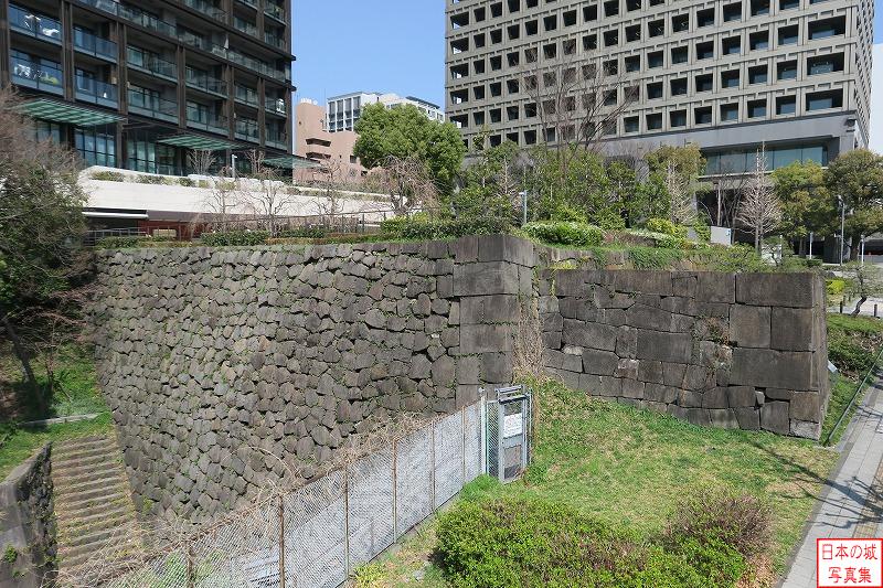 江戸城 赤坂見附 歩道橋から見る赤坂見附の石垣。右側は枡形を形成する石垣。左のものは江戸城外堀に面するもので相当の高さがあることが分かる