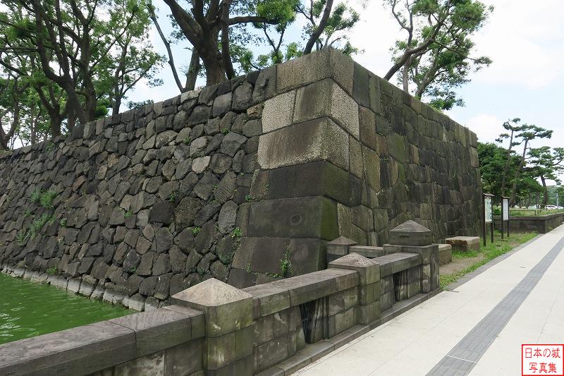 江戸城 和田倉橋 現在の和田倉門交差点から行幸通りを西に向かうと、左手にある石垣。行幸通りが造られた際にここの石垣が撤去されたのだろうか、隅石垣とそれ以外の石の境界が不自然にはっきりしているように見える