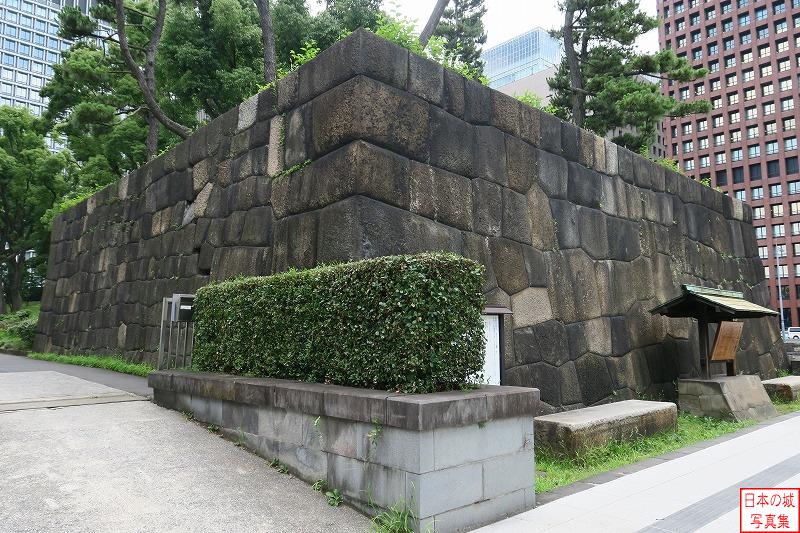 江戸城 和田倉橋 現在の和田倉門交差点から行幸通りを西に向かうと、右手にある石垣
