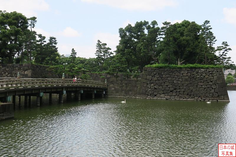 和田倉橋の下を潜り抜けた白鳥。その先にも白鳥が一羽おり、追いかけていたのだろうか。白鳥たちの背後には櫓台石垣が見える。