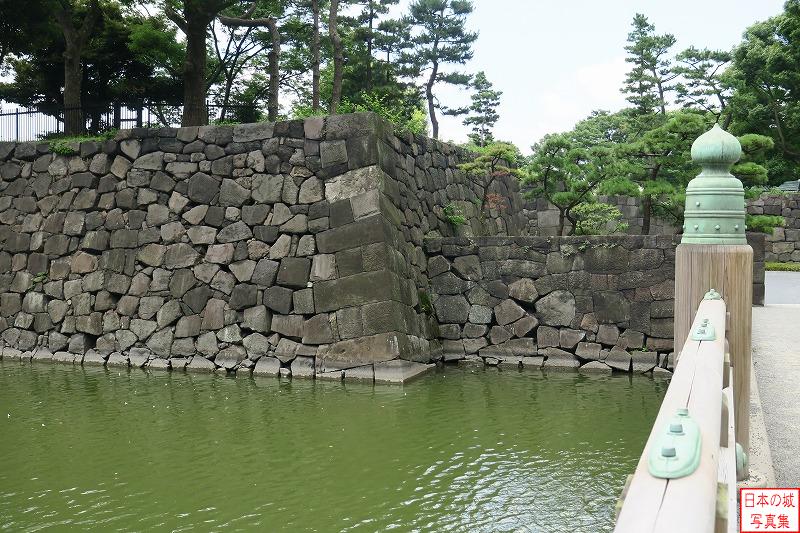 和田倉橋左脇の石垣