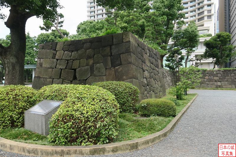 城内から和田倉門石垣を見る