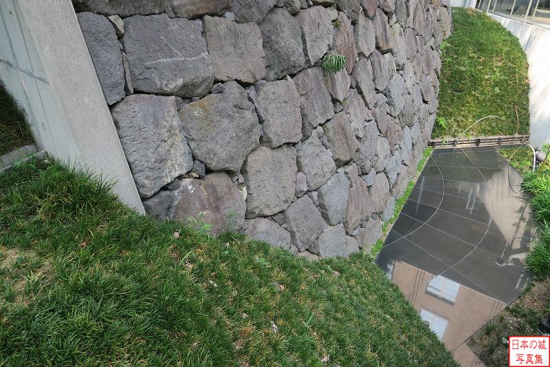 江戸城 外堀石垣（虎ノ門駅） 地下鉄虎ノ門駅11番出口付近の外堀石垣。幅約25m、高さ約7.4mの石垣が残り、往時の高さをほぼ残している。展示は当時の外堀の水面の高さまで埋め戻されている。