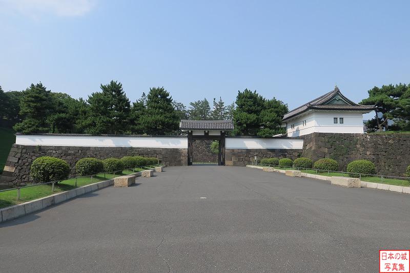江戸城 外桜田門高麗門 外桜田門を見る。広い土橋の先には高麗門が待ち構え、右折すると櫓門が侵入を阻む（櫓門の側面が見えている）。最初に門が建てられたのは寛永年間(1624～1644)で、現存する門は寛文三年(1663)に建てられ、大正12年(1923)の関東大震災で破損した後復元された。