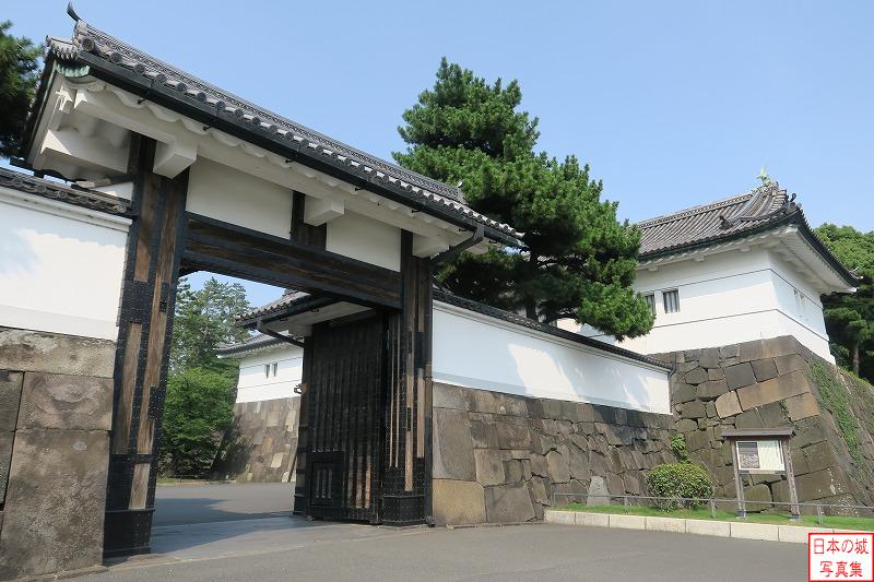江戸城 外桜田門高麗門 外桜田門の高麗門を外側から。高麗門の左右には綺麗に直線状に切り出された石垣が組まれている。高麗門の背後には櫓門が待ち構える。