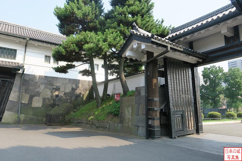 江戸城 外桜田門高麗門 外桜田門高麗門の内側左手のようす。奥には櫓門が見える。櫓門手前に土塁上に登る階段が見える