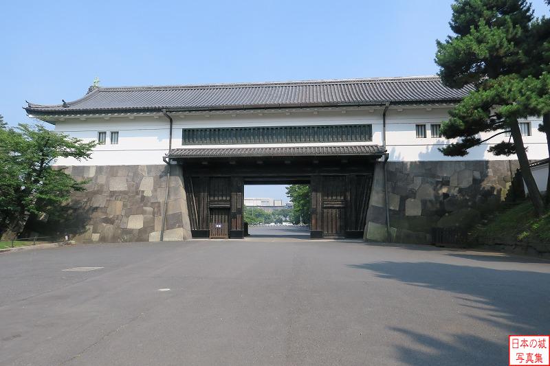 江戸城 外桜田門櫓門 外桜田門の枡形内から櫓門を見る。最初に門が建てられたのは寛永年間(1624～1644)で、現存する門は寛文三年(1663)に建てられ、大正12年(1923)の関東大震災で破損した後復元された。