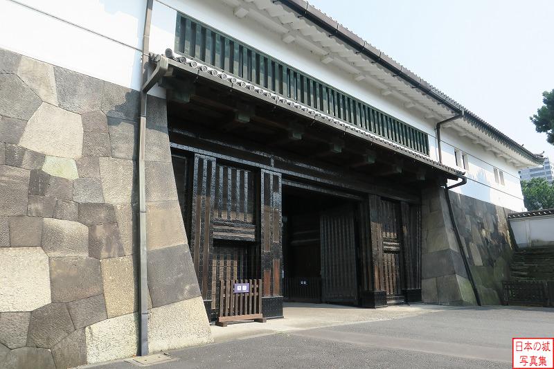 江戸城 外桜田門櫓門 外桜田門の櫓門。非常に大きな門で圧倒される。木に鉄板が打ち付けられ強度を増している。