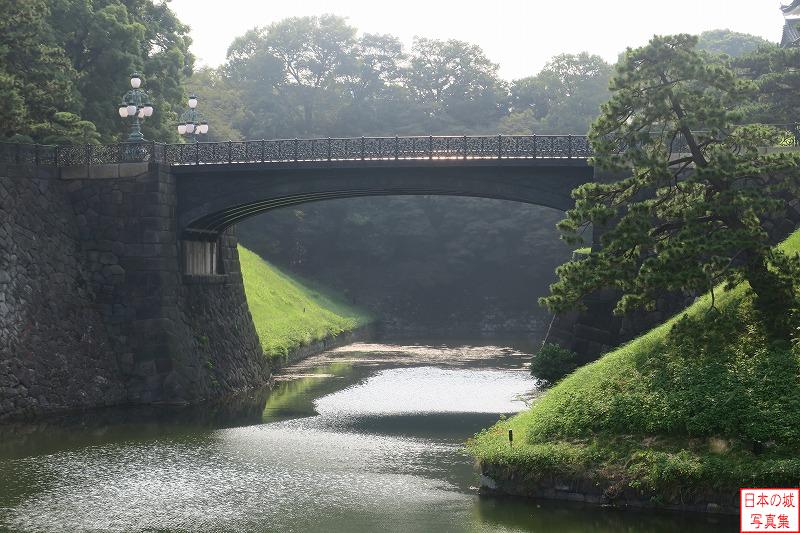 江戸城 二重橋 二重橋を東（西の丸下、皇居外苑）方向から見る。現在は正門鉄橋と呼ばれる。江戸時代はこの橋は木橋で、橋の下に橋桁を支えるためのもう1つの橋が架かっていたことから、二重橋と呼ばれた。