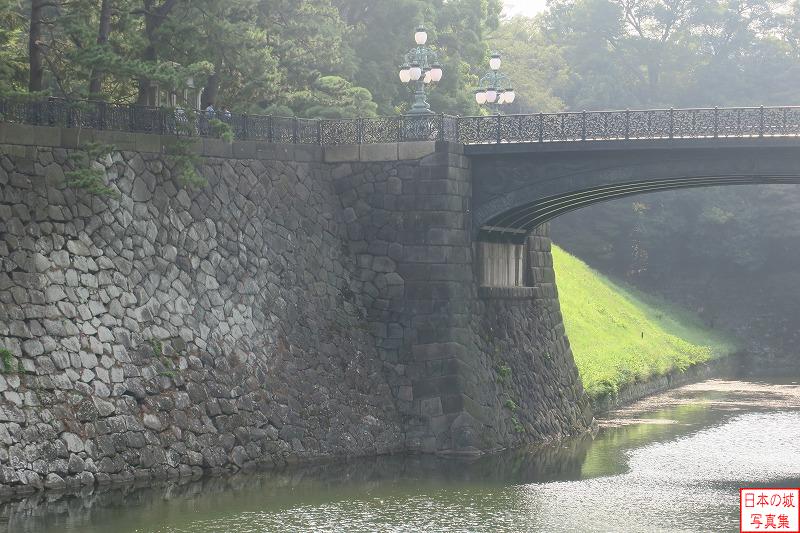 江戸城 二重橋 二重橋の左手で橋を支える石垣。江戸時代はこの橋は木橋で、橋の下に橋桁を支えるためのもう1つの橋が架かっていたことから、二重橋と呼ばれた。橋台の石垣に凹みが見えるのは、橋桁を支えるための橋がかかっていたところか。