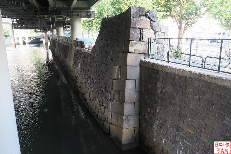 江戸城 外堀石垣（一ツ橋） 一ツ橋付近の石垣を横から見る。石垣の後ろ部分は取り壊されており、とても薄い。