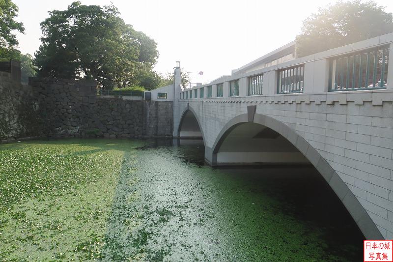 江戸城 竹橋門 現在の竹橋門跡のようす。現在の橋は、ほぼ往時の橋と同じ場所に架けられている。往時の門は元和6年(1620)に仙台藩伊達家など6大名によって築かれた。橋の名の由来は、当初竹で編んだ橋が架かっていたことに由来する。
