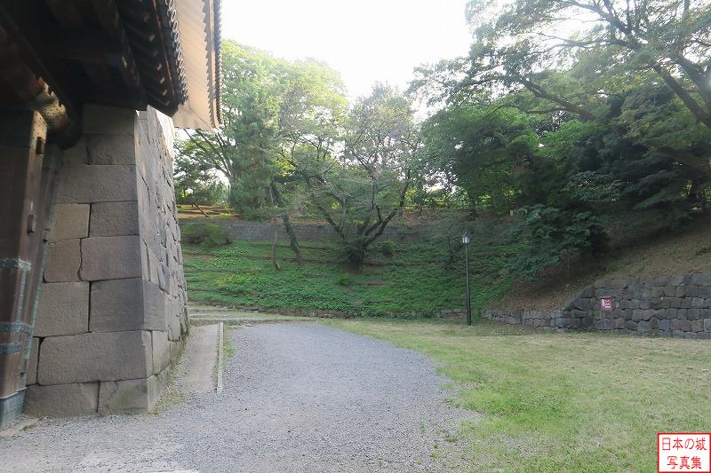 江戸城 清水門 清水門の櫓門を抜けたところで左を見る。道がさらに左に曲がり、坂を登っているのが分かる
