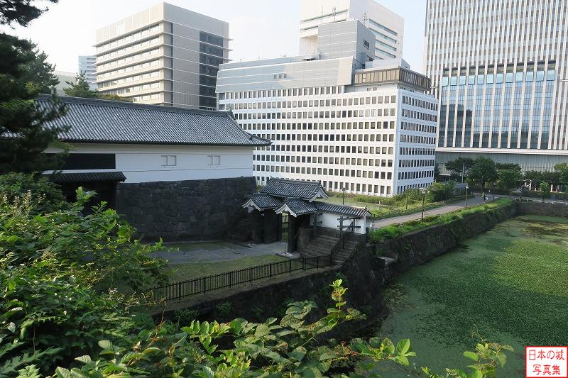 江戸城 雁木坂 雁木坂から清水門枡形を見下ろす。左に櫓門、中央に高麗門と、右に藻が茂る水濠が見える
