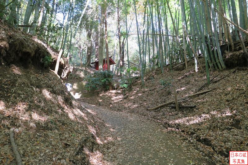 滝山城 城下から天野坂を登る 道が左にカーブし、右頭上には社（吉田久稲荷）が見える