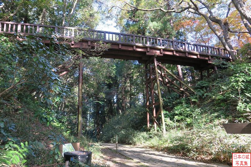 滝山城 引橋 堀切道から橋を見上げる。当時の木橋は現在の橋よりも低い場所に架けられていた