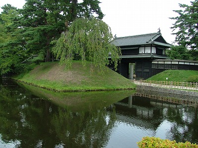 弘前城 三の丸への入口の追手門を堀越しに見る