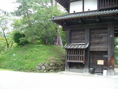 弘前城 門と土塁の接する箇所には石垣が用いられている