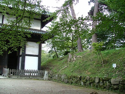 弘前城 二の丸側 門と脇の土塁