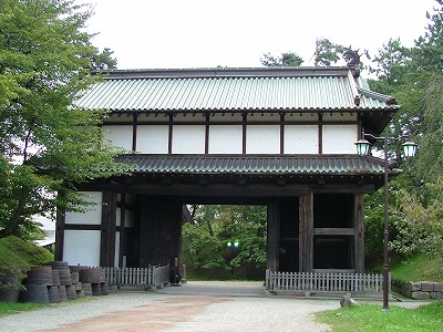 弘前城 東門を城内から見る