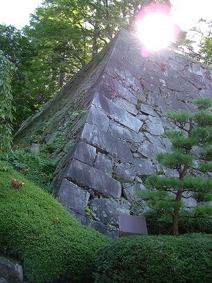 盛岡城 朝日を受ける城壁