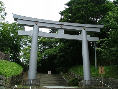 仙台城 本丸詰門。かつては両脇に櫓が建てられていた