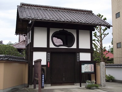 白石城 市内当信寺の山門に白石城の二の丸東口門(二の丸大手門)が移築されている。