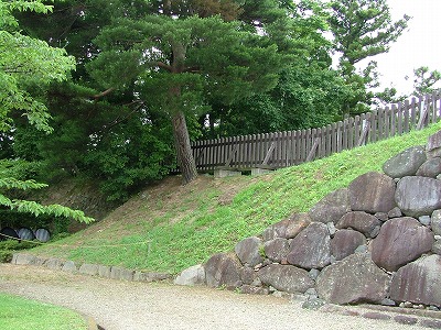 白石城 本丸内土塁と石垣の境界