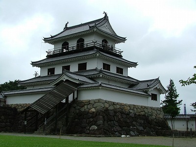 白石城 天守閣を本丸内から