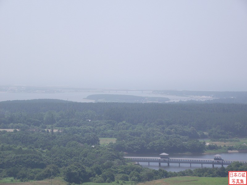 唐川城からの眺め。十三湊が見える。