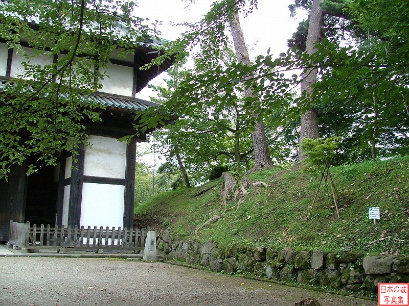 弘前城 南内門 二の丸側 門と脇の土塁