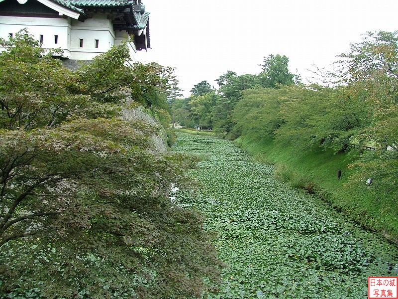 弘前城 下乗橋 下乗橋から北側の内堀を見る