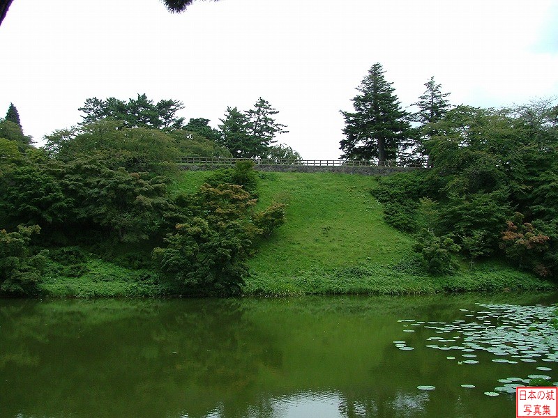 弘前城 西の郭 西の郭から蓮池越しに見る本丸土塁