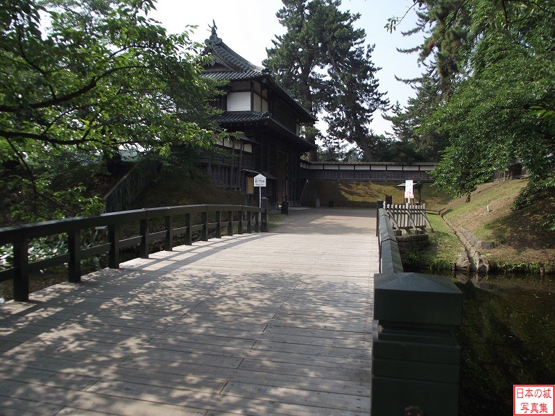 弘前城 北門 亀甲橋から見る北門