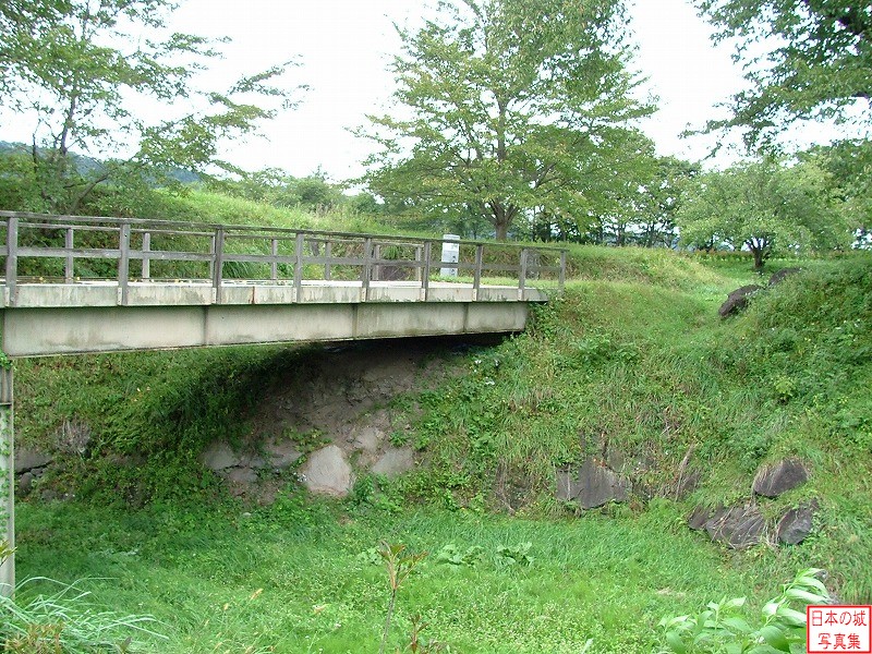 九戸城 本丸追手門跡 二の丸から本丸追手門に架かる橋。橋台に石垣が見られる。