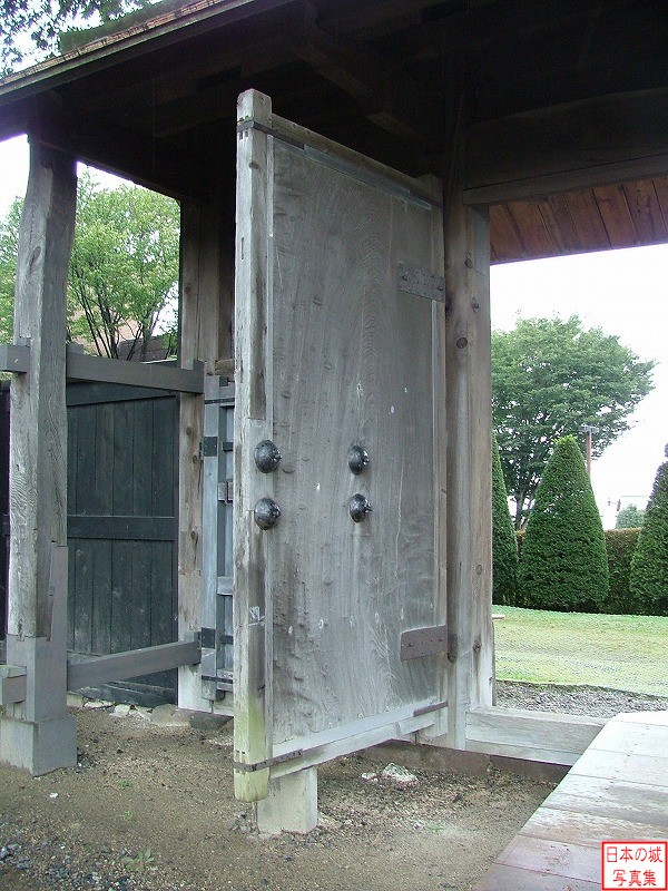 入口の門（元八戸城東門）を裏側から見る。扉は一枚板。