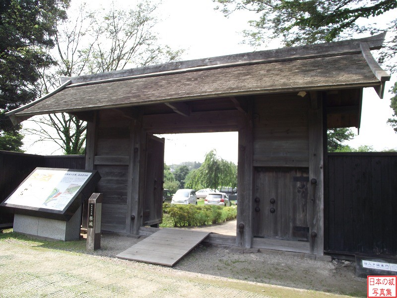 入口の門。この門は元は八戸城東門で、1857年に大風のため倒れ、家臣の木幡氏の門として建て替えられた。伝承によれば、もともと根城にあった門を八戸城に移したといわれている。