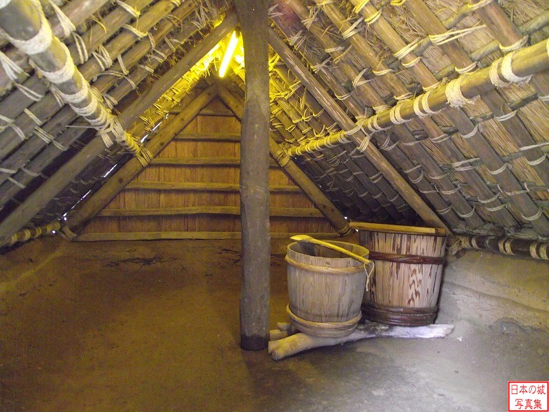 根城 本丸 納屋 納屋の内部。竪穴式で、床は地面よりも30センチほど低く、土間となっている。