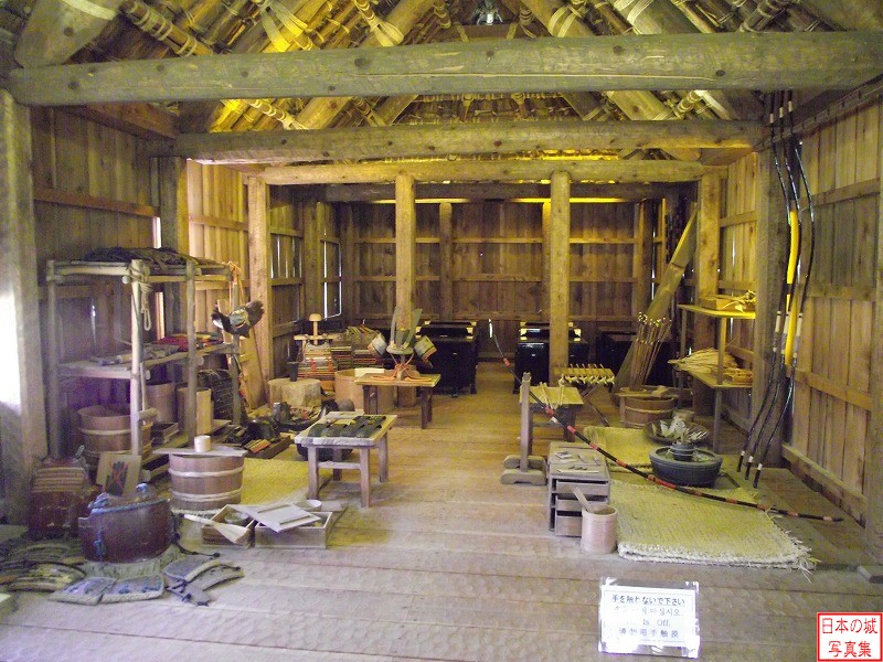 根城 本丸 工房 工房内部のようす。当時の姿を想定して、弓や鎧兜や、製造・修理するための道具類が展示されている。