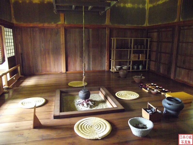 主殿　茶之間のようす。来客に対して茶を立てる部屋で、囲炉裏と火鉢、盆、食器などが見える。