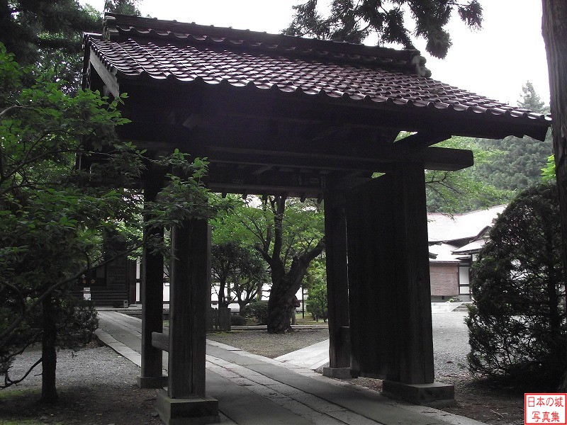盛岡城の城門と伝わる門が市内報恩寺に移築されている。