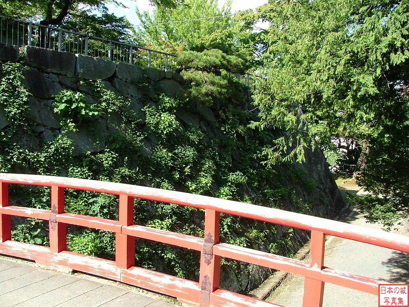 盛岡城 二の丸 橋の上から見る本丸石垣