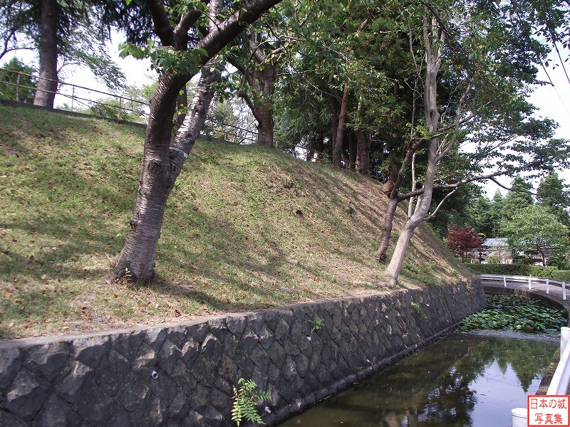 城の周囲を囲う水濠と土塁